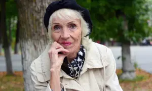 Wygodne czapki dla seniorów: stylowe nakrycia głowy, które pokochasz