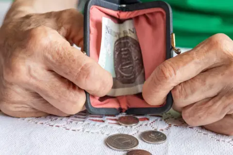 Czym się różni renta od emerytury? Kluczowe różnice i konsekwencje