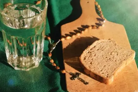 Post w piątek po 60. roku życia: zaskakujące zasady, które musisz znać