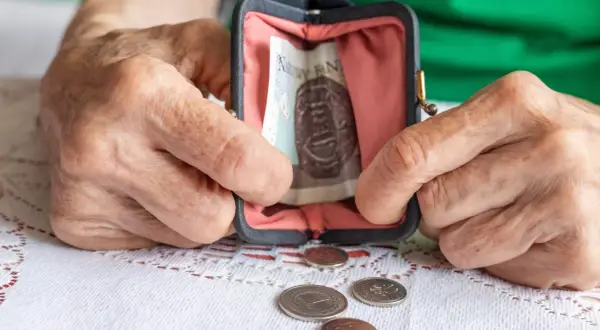 Czym się różni renta od emerytury? Kluczowe różnice i konsekwencje